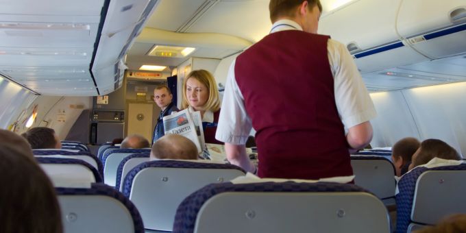 Flugbegleiter sorgen während dem ganzen Flug für die Passagiere. Sie tragen auch viel Verantwortung. flugbegleiter