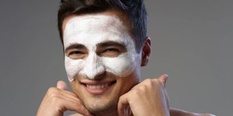 Mann mit Gesichtsmaske. Wellness.