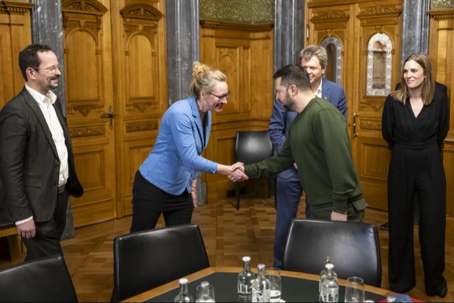 «Gesprächspartner und Öffentlichkeit sollen sofort sehen, dass alle formellen Regeln ausser Kraft gesetzt sind», erklärt Ulrich Schmid von der Universität St. Gallen.