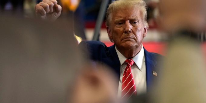 Donald Trump ist in vier Strafverfahren angeklagt. (Archivbild) Vor Prozess wegen Wahlbetrugs: Ist Donald Trump durch seine Immunität als Präsident geschützt?