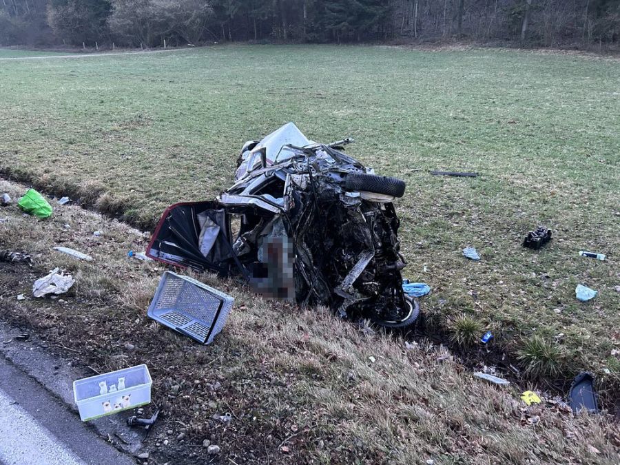 Das Auto wurde bei dem Unfall total zerstört.