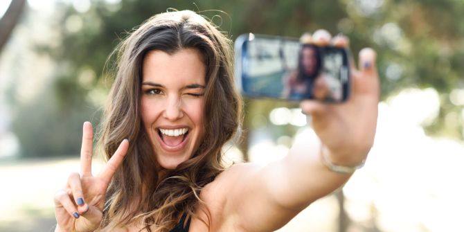 Frau macht fröhliches Selfie