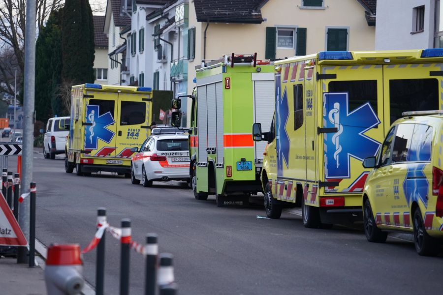 Das Gebäude wurde evakuiert. Zwei Personen befinden sich im Spital.