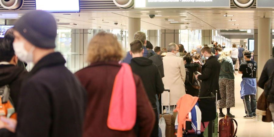 Lange Schlangen an einer Sicherheitskontrolle am Flughafen Hamburg. (Archivbild)