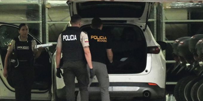 Polizisten in Schutzwesten. Ecuador