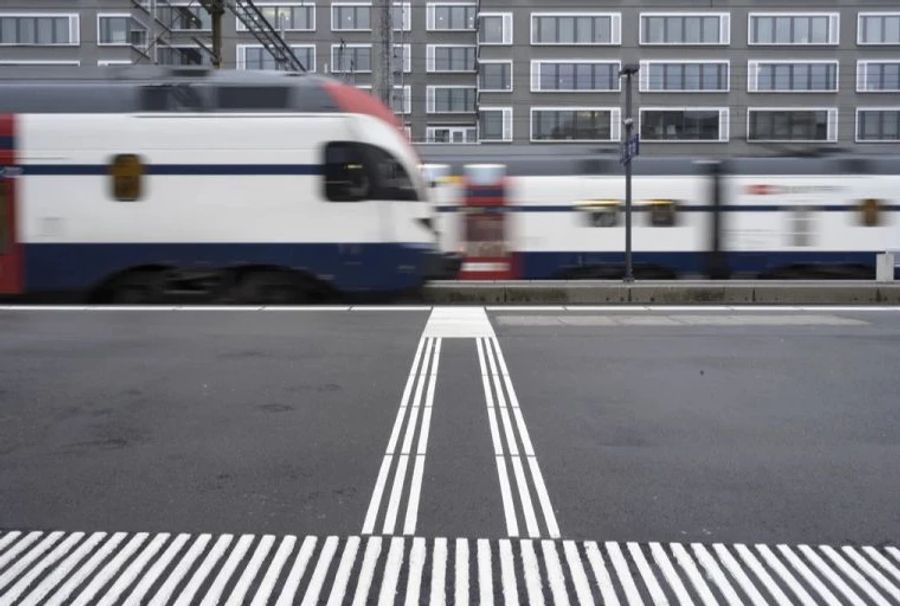 Ein Zug sollte eine Minute zu früh ankommen, stattdessen waren es sieben Minuten Verspätung.