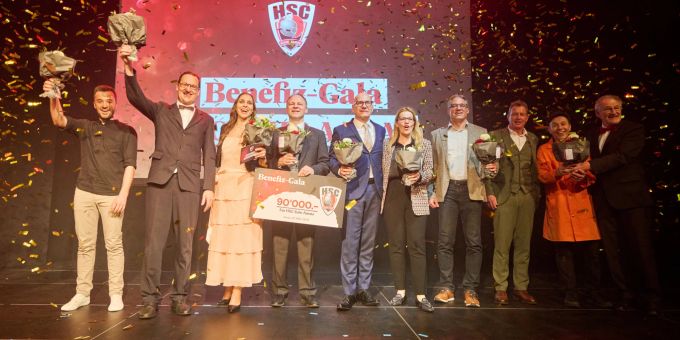 Organisationskomiteepräsident und HSC-Ehrenmitglied Daniel Zobrist überreichte Präsident Dieter Camenzind einen Check über 90'000 Franken zu Gunsten des HSC Suhr Aarau. Benefiz-Gala des HSC Suhr Aarau