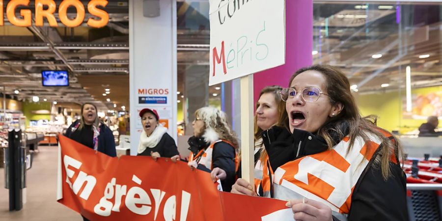 Angestellte von Micarna und Gewerkschaftsvertreterinnen protestierten am Dienstag vor einer Migros-Filiale in Lausanne.