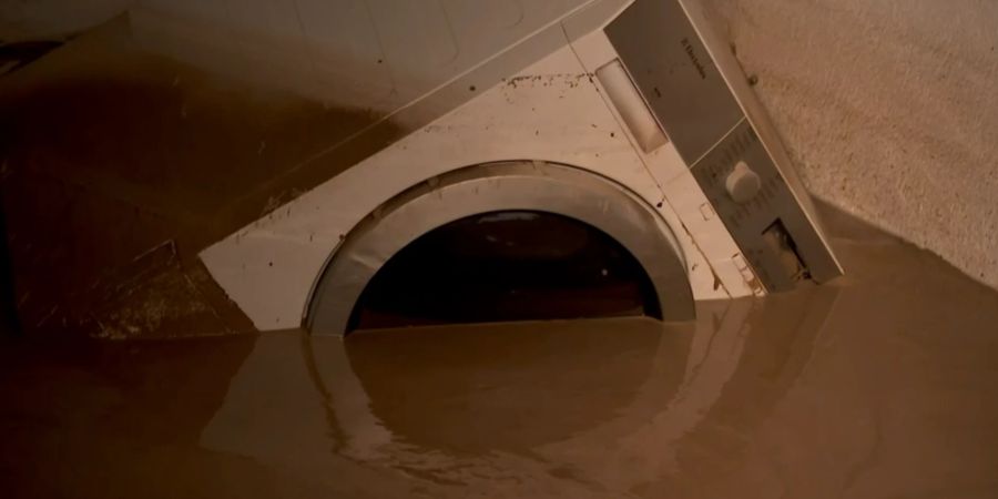 Eine Waschmaschine ist in Schwanden GL vom Schlamm begraben.