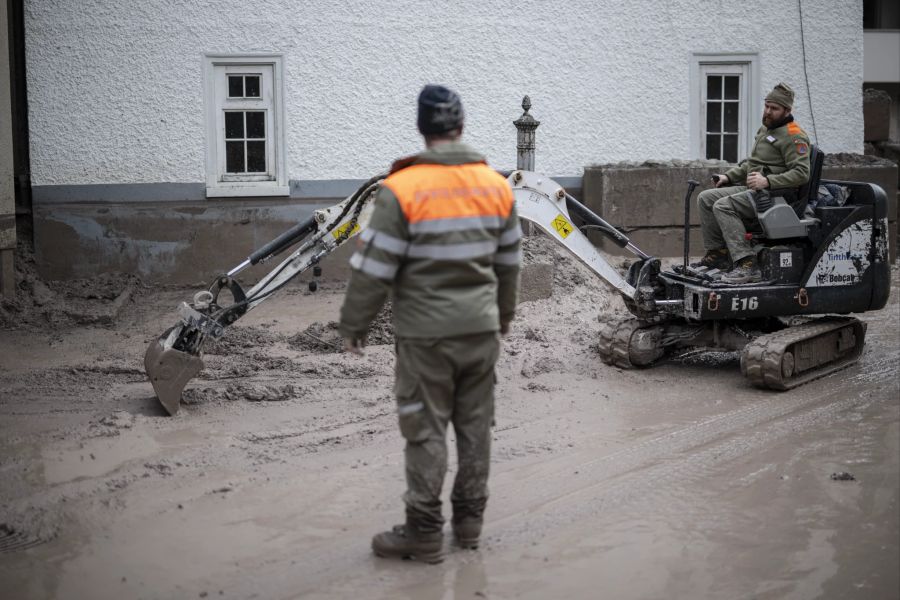 Es gibt viel zu tun, die Arbeit ist gerade auch wegen der Maschinen, die im Einsatz stehen, nicht ungefährlich.