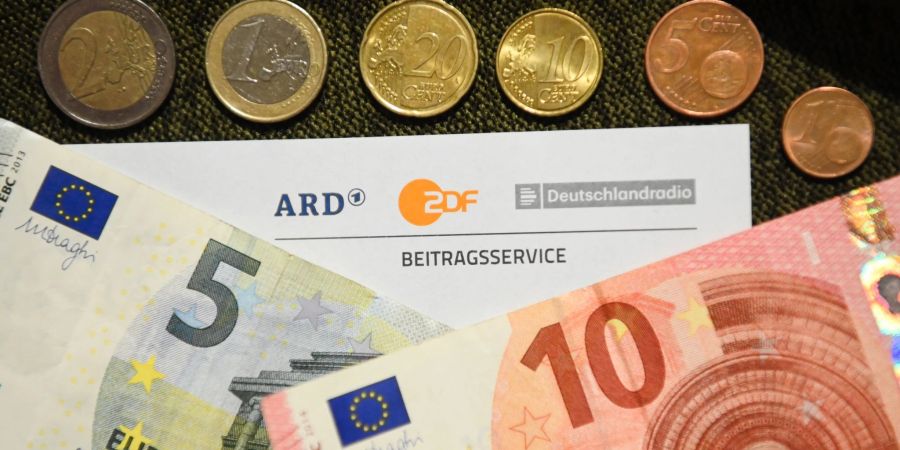 Bisher kostet der Rundfunkbeitrag 18 Euro und 36 Cent. Das wird sich ändern.