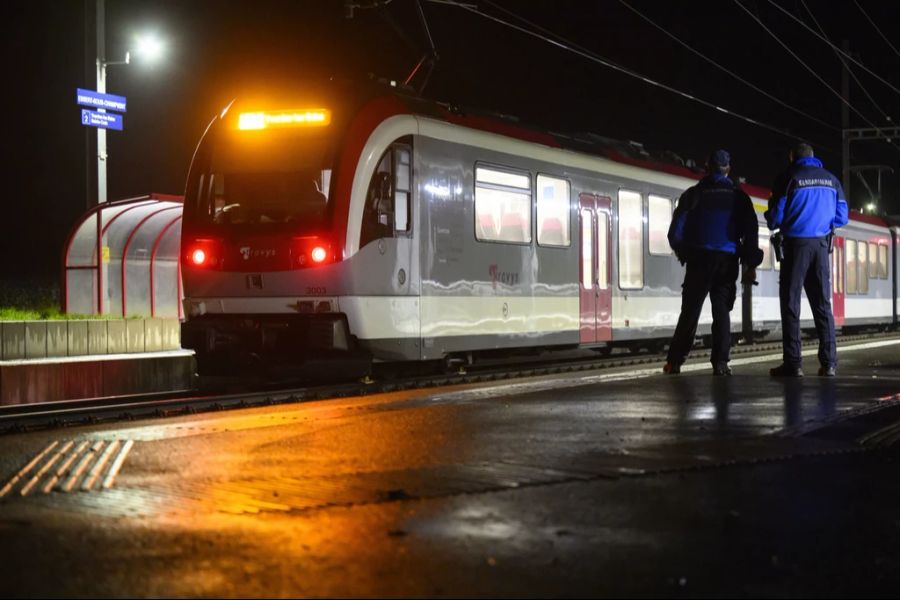 Die Geiselnahme in Yverdon verdeutlicht ein schweizweites Problem: Stalking ist hierzulande nicht explizit verboten – deshalb konnte der Täter nicht zur Anzeige gebracht werden. (Symbolbild)