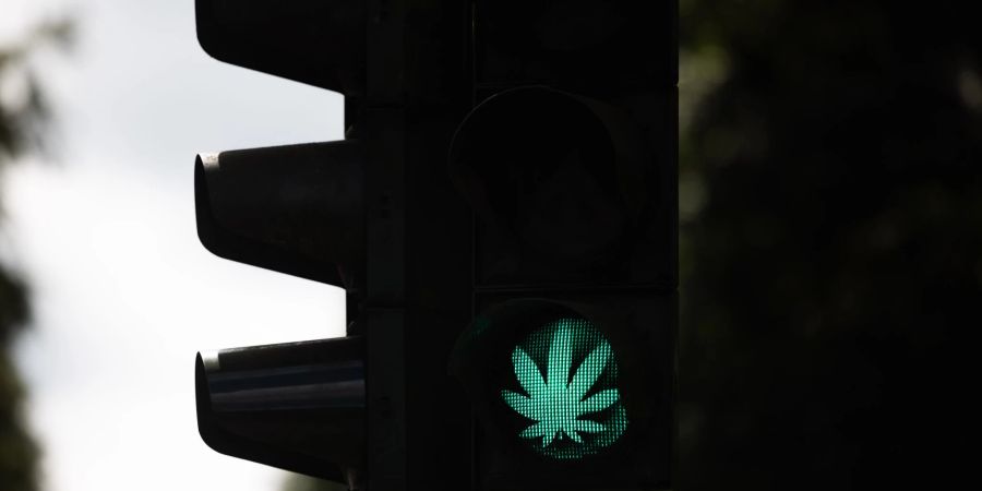 Über die Cannabis-Freigabe sollen die Abgeordneten namentlich abstimmen. Aus den Reihen der mitregierenden SPD hatten einige Parlamentarier vorab Einwände deutlich gemacht.