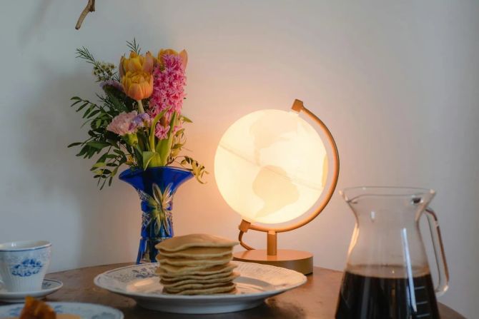 Globus, Tisch, Geschirr, Kaffee, Blumen, Licht