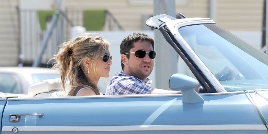 Messy Buns sind wieder im Trend – Jennifer Aniston macht vor, wie das geht.