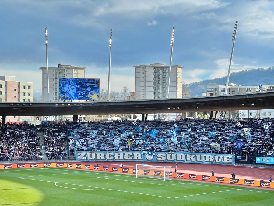 Die Fans des FC Zürich erwarten ihr Team vor dem Duell mit dem Tabellenführer vor stimmungsvoller Kulisse.