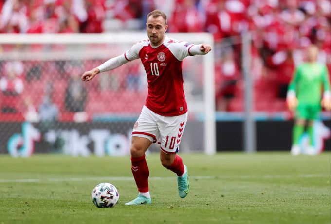 Von einem Moment auf den anderen bricht Eriksen im EM-Spiel gegen Finnland zusammen. Fussball EM - Dänemark - Finnland