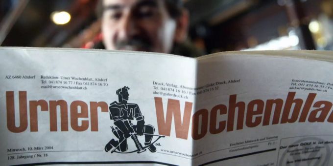 Ein Mann liest eine Ausgabe des Urner Wochenblatts. (Archivbild) Urner Wochenblatt