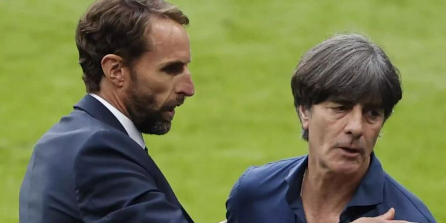 Englands Nationaltrainer Gareth Southgate (l) und Deutschlands Bundestrainer Joachim Löw umarmen sich nach dem Spiel. Foto: John Sibley/POOL Reuters/dpa