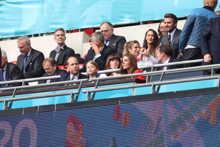 Mit Spannung verfolgte der kleine begeisterte Fussballfan das EM-Spiel zwischen England und Deutschland.