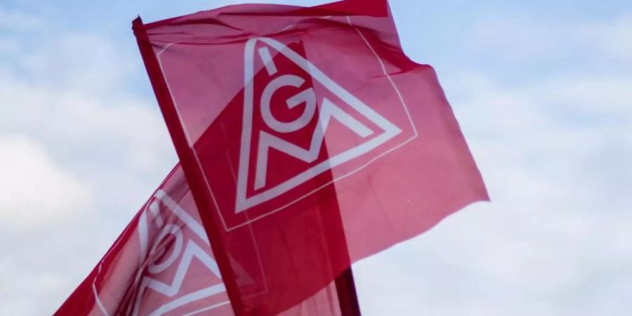 Mit der vereinbarten Öffnungsklausel können nun in den einzelnen Betrieben Vereinbarungen abgeschlossen werden, um die Arbeitszeit schrittweise zu verkürzen. Foto: Sebastian Gollnow/dpa