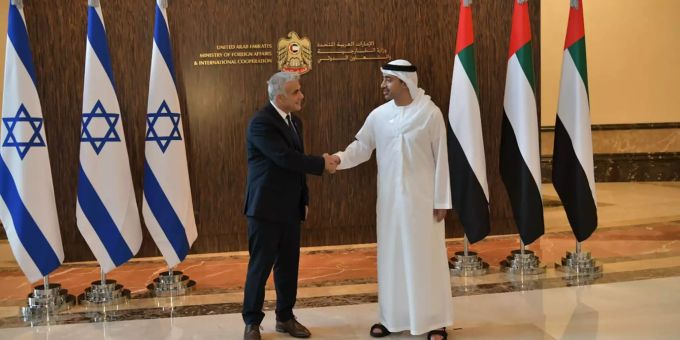 Israels Aussenminister Yair Lapid und Sheikh Abdullah bin Zayed al-NahyanÂ, Aussenminister der Emirate in Abu Dhabi. Israel-Emirates
