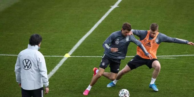 Bundestrainer Joachim Löw (l) beobachtet einen Zweikampf zwischen Thomas Müller und Matthias Ginter (r). Foto: Christian Charisius/dpa Bundestrainer Joachim Löw (l) beobachtet einen Zweikampf zwischen Thomas Müller und Matthias Ginter (r). Foto: Christian Charisius/dpa