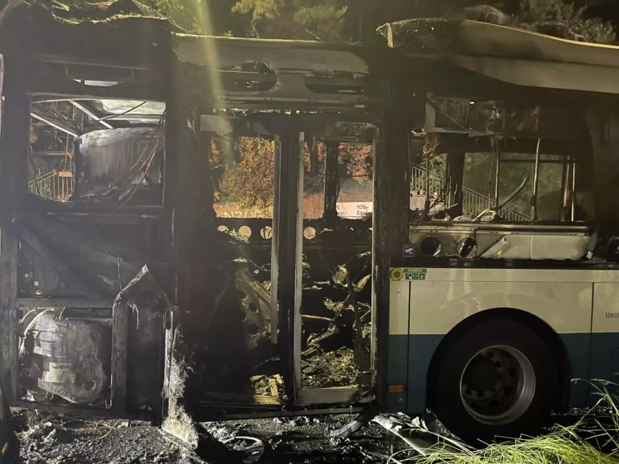 Die Scheiben des Buses konnten der Hitze nicht Stand halten.