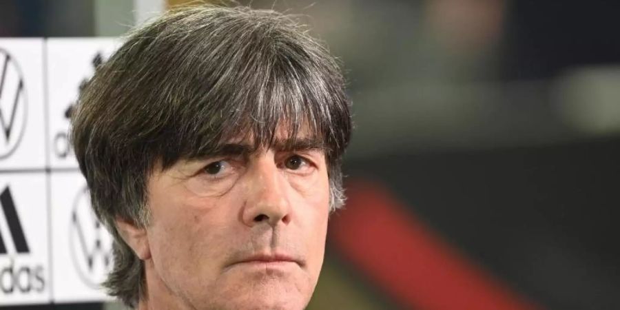 Bundestrainer Joachim Löw beim Interview nach dem Spiel Deutschland - Lettland. Für Löw ist die Formation vom 7:1 der Fussball-Nationalmannschaft gegen Lettland noch nicht zwingend die EM-Elf, die auch im ersten Gruppenspiel gegen Frankreich auflaufen wird. Foto: Federico Gambarini/dpa