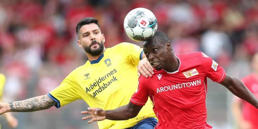 Anthony Jung (l) kommt aus Bröndby zu Werder Bremen. Foto: Andreas Gora/dpa