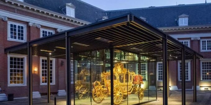 Die Goldene Kutsche (Gouden Koets) wird in einem Glaskasten ausgestellt. Foto: --/Amsterdam Museum/dpa Die Goldene Kutsche (Gouden Koets) wird in einem Glaskasten ausgestellt. Foto: --/Amsterdam Museum/dpa
