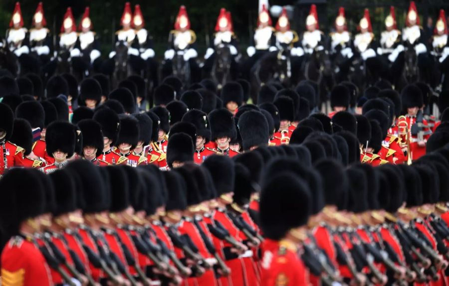 Tausende Soldaten der Welsh-Guards sind in der Militärparade mit dabei.