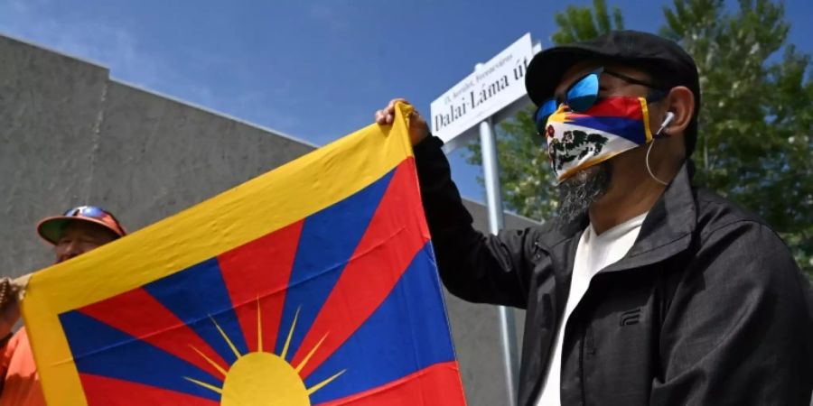 «Dalai-Lama-Strasse»neben dem chinesischen Uni-Campus