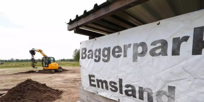 Ein Bagger ist im Einsatz im Baggerpark Emsland. Privatleute können auf dem Gelände Baufahrzeuge vom Minibagger bis zum 21-Tonnen Bagger ausprobieren. Foto: Friso Gentsch/dpa Ein Bagger ist im Einsatz im Baggerpark Emsland. Privatleute können auf dem Gelände Baufahrzeuge vom Minibagger bis zum 21-Tonnen Bagger ausprobieren. Foto: Friso Gentsch/dpa