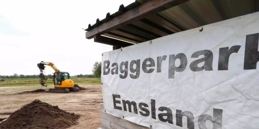 Ein Bagger ist im Einsatz im Baggerpark Emsland. Privatleute können auf dem Gelände Baufahrzeuge vom Minibagger bis zum 21-Tonnen Bagger ausprobieren. Foto: Friso Gentsch/dpa