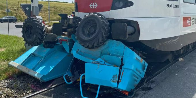 Der Fahrer der Baumaschine erlitt beim Unfall erhebliche Verletzungen. Luzerner Polizei