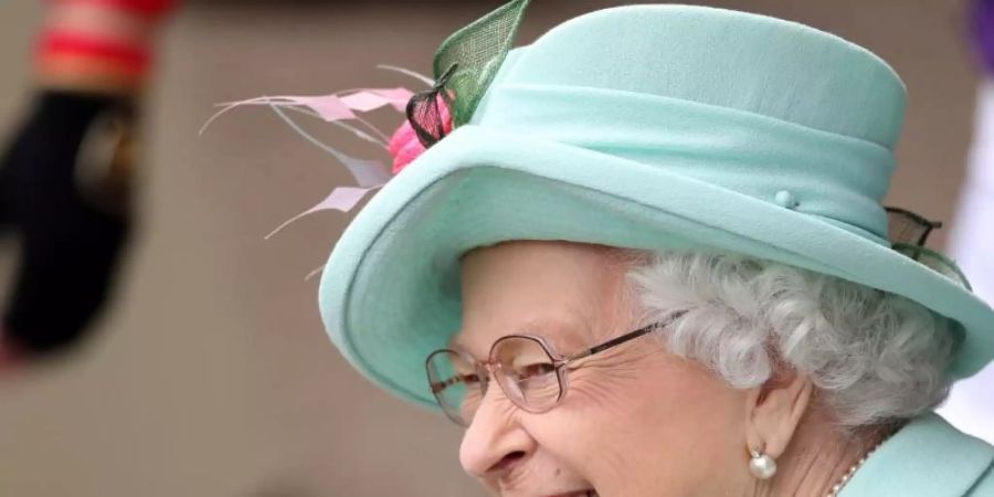 Die britische Königin Elizabeth II. nimmt am fünften Tag des Royal Ascot auf dem Ascot Racecourse teil. Foto: David Davies/PA Wire/dpa