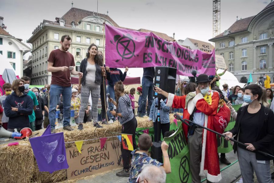 Klimaschützer von Extinction Rebellion protestieren auf dem Bundesplatz.