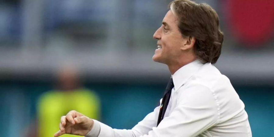 Italiens Trainer Roberto Mancini gibt Anweisungen. Foto: Alessandra Tarantino/AP Pool/dpa