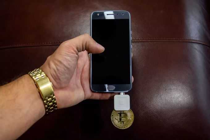 Bitcoin-Wallets – ob als App, Desktop-Programm oder physischer Speicher – dienen als «digitaler Schlüsselbund», mit dem ein Benutzer nachweist, dass ihm eine gewisse Menge Bitcoins gehören, und der es ihm erlaubt, diese zu überweisen. Bitcoin