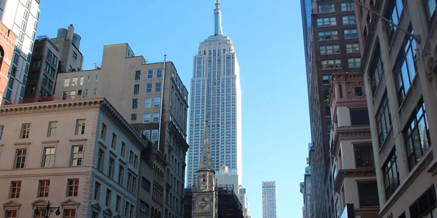 ARCHIV - Blick auf das Empire State Buildung (M): Das Empire State Building gehört zu den ältesten, höchsten und beliebtesten Wolkenkratzern New Yorks. Foto: Christina Horsten/dpa