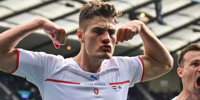 Hat grossen Anteil am EM-Achtelfinaleinzug der Tschechen: Leverkusen-Profi Patrik Schick (l). Foto: Paul Ellis/Pool AFP/AP/dpa Hat grossen Anteil am EM-Achtelfinaleinzug der Tschechen: Leverkusen-Profi Patrik Schick (l). Foto: Paul Ellis/Pool AFP/AP/dpa