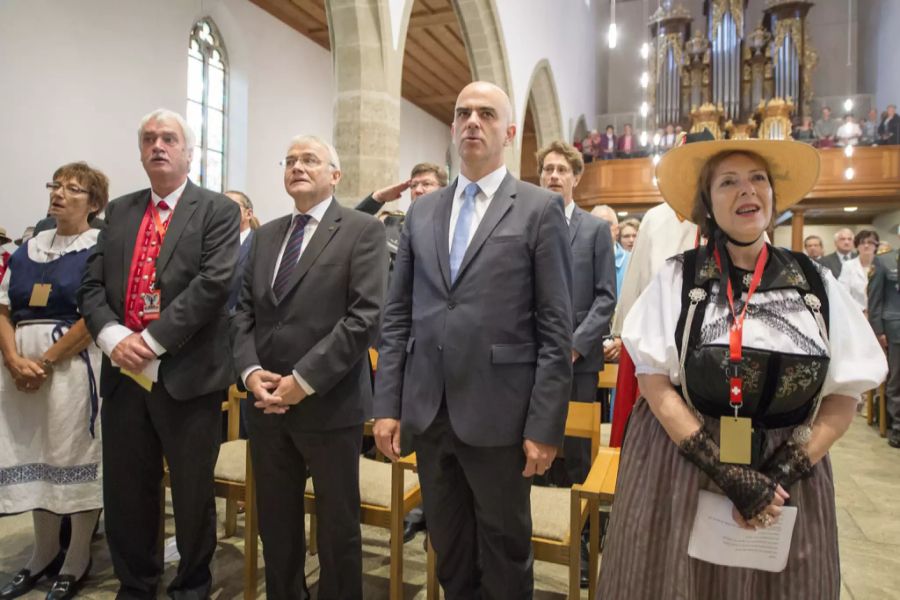 Der SP-Bundesrat spielt aber nicht nur Klavier, sondern singt auch, wie zum Beispiel hier die Nationalhymne am Eidgenössischen Volksmusikfest, September 2015.