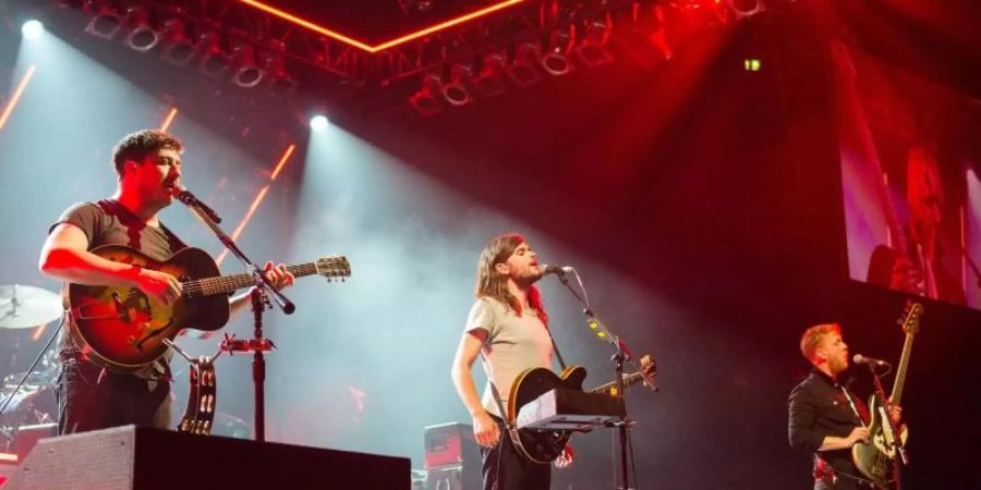 Die Band Mumford & Sons mit Marcus Mumford (l-r), Winston Marshall und Ted Dwane. Foto: Daniel Bockwoldt/dpa
