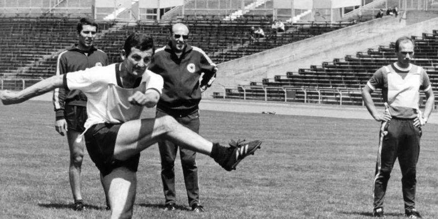 Starb im Alter von 79 Jahren: Ex-Nationalspieler Ludwig Müller (v). Foto: dpa