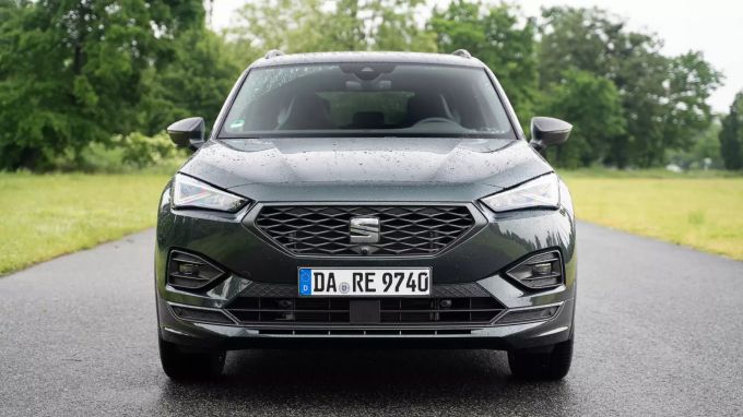 Ein dynamischer Auftritt und dank 245PS und 400Nm auch ein dynamischer Antritt - zumindest bei voller Batterie Seat Tarraco eHybrid