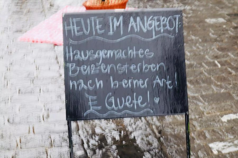 Eine Protesttafel im Stile eines Menüs.