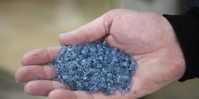 Plastik kann rezikliert und in neuer Form wieder in den Kreislauf gebracht werden. Plastik kann rezikliert und in neuer Form wieder in den Kreislauf gebracht werden.