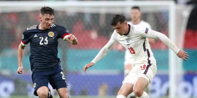 Englands Mason Mount (r) im Duell mit Schottlands Billy Gilmour an der Euro 2020. Euro 2020