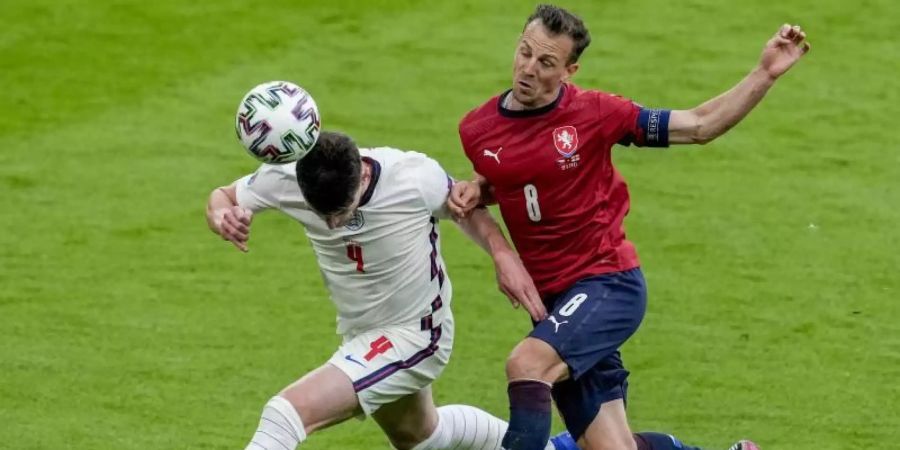 Englands Declan Rice (l) und Tschechiens Vladimir Darida im Kopfballduell. Foto: Matt Dunham/Pool AP/dpa